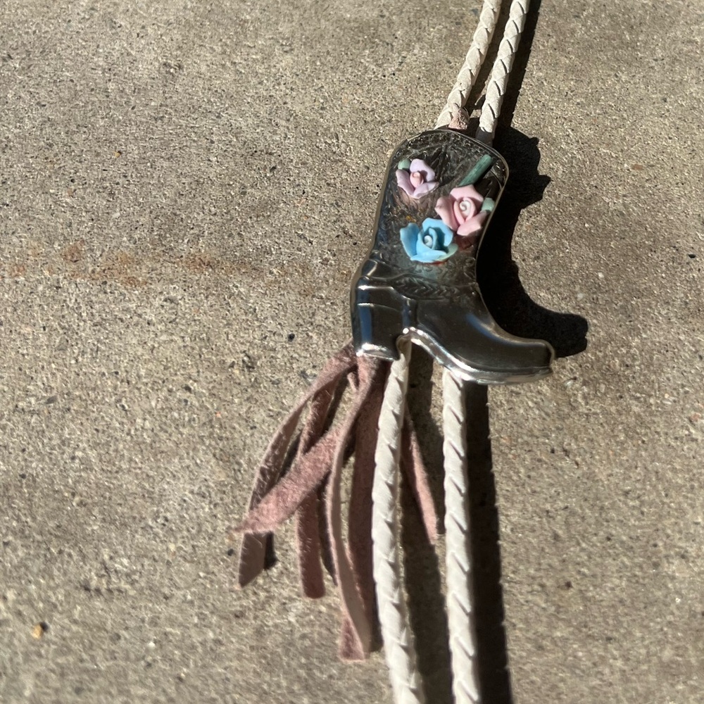 Boot pendant Western style bolo tie floral braided white cord Cowboy cowgirl - Picture 8 of 14